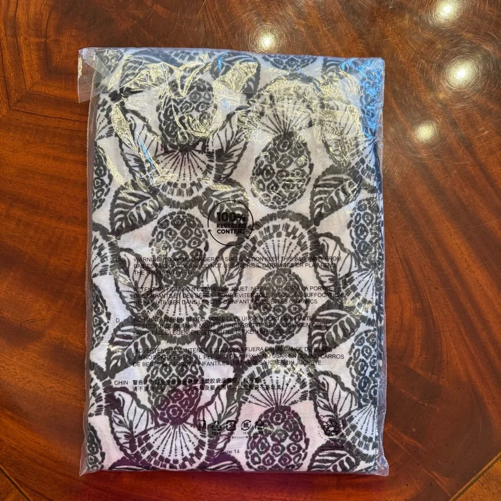 NWT Lilly Pulitzer Pineapple Princess Resort Scarf Black White Tassel